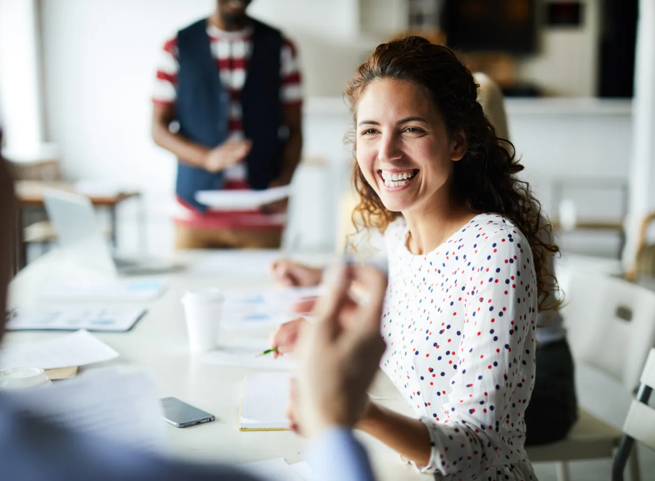 personnes discutant de graphiques